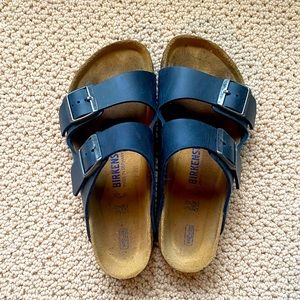 Like NEW classic navy oiled leather Birkenstock sandals